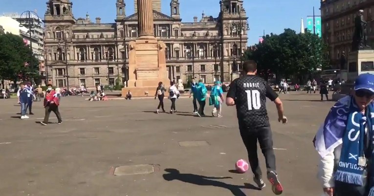 Pogledajte loptanje Hrvata i Škota na trgu u Glasgowu pred utakmicu