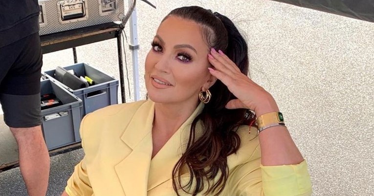 Nina Badrić u kratkoj haljini istaknula noge i pokazala s kim se druži