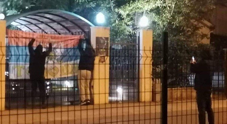 Crnogorska policija našla ljude koji su stavili srpsku zastavu kod hrvatske ambasade