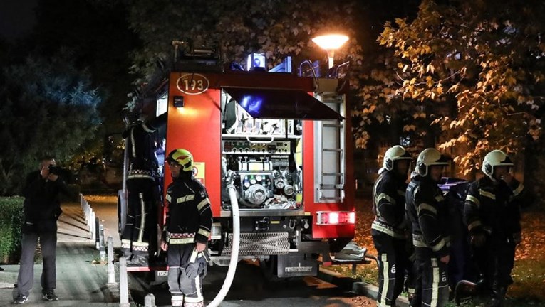 Izbio požar u kući u Dvoru, poginula 88-godišnja žena