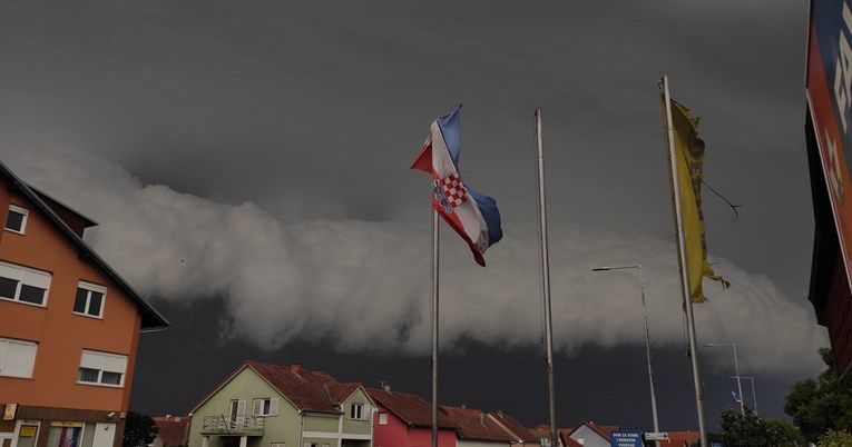 VIDEO U Slavoniji srušena stabla, oštećeni auti, nestalo struje. U Splitu tuča
