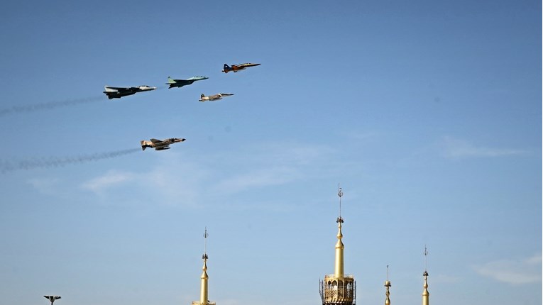 Dvojica iranskih pilota poginula u padu aviona