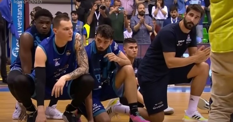 VIDEO Morali su kleknuti pred navijače nakon ispadanja iz lige, tribine im zviždale