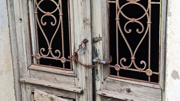Fotka iz Dalmacije nasmijala ekipu na Fejsu: Još malo pa otvaraju kafane