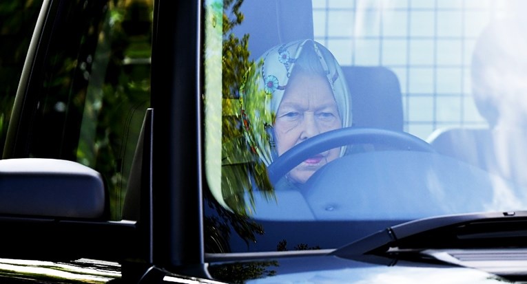 Nakon zabrinutosti za njezino zdravlje, kraljica Elizabeta viđena kako vozi Jaguara