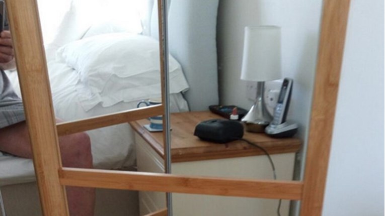 Tip objavio fotku na eBayu, nije skužio da mu se na njoj potkrao 18+ detalj