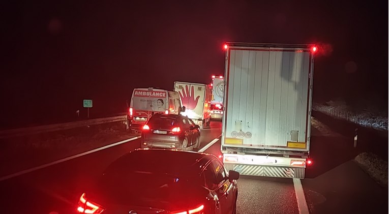 Teška prometna na A1 kod Karlovca, sudarila se dva šlepera, velike gužve