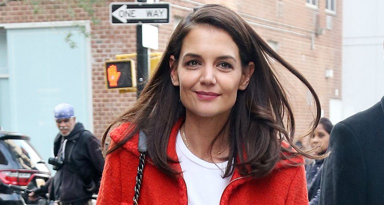 Katie Holmes zna koji detalj na hlačama noge čini vizualno vitkijima