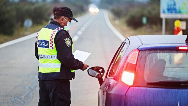 Zadranku (21) zaraženu koronom zaustavila policija, prijeti joj kazna