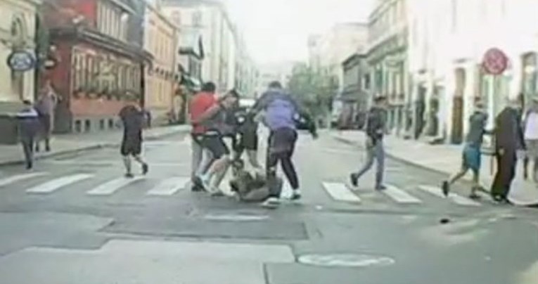 Žestoka tučnjava Armade i Torcide u Rijeci. Vatrogasci šmrkovima prali krv s tla