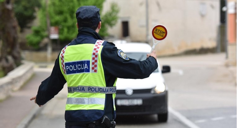 Mladić iz Gline pijan i bez vozačke bježao policiji, dobio 15 dana zatvora