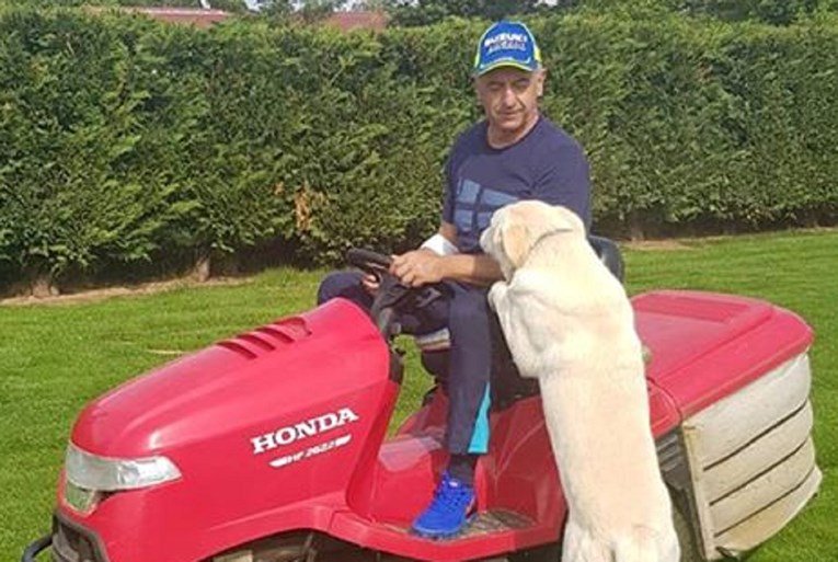 Milinović pušten iz bolnice, objavio sliku kako kosi travu