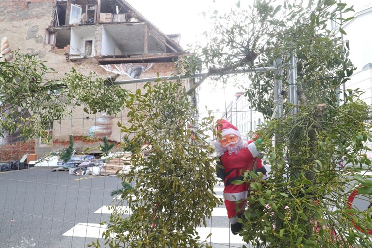 Na ogradi pored zgrade koja je najteže stradala u potresu osvanulo nešto neočekivano