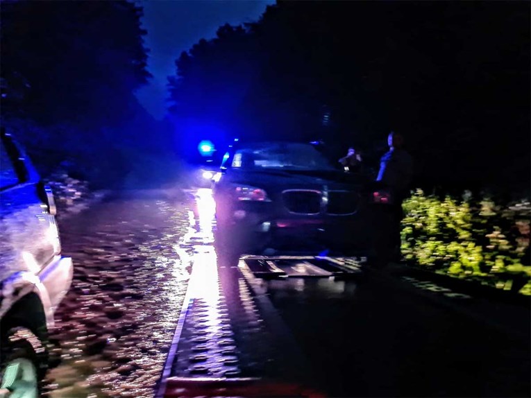 Bujica s Papuka u autu zarobila obitelji. Spasili ih GSS-ovci