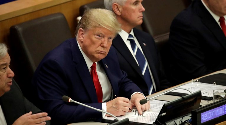 Ljudi se ne prestaju sprdati s misterioznom porukom koju je Trump ostavio Bidenu