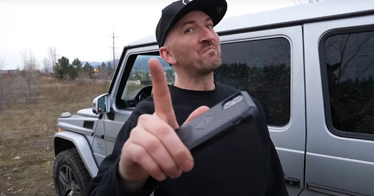 VIDEO Youtuber se htio pokazati i završio s Mercedesom u ogradi