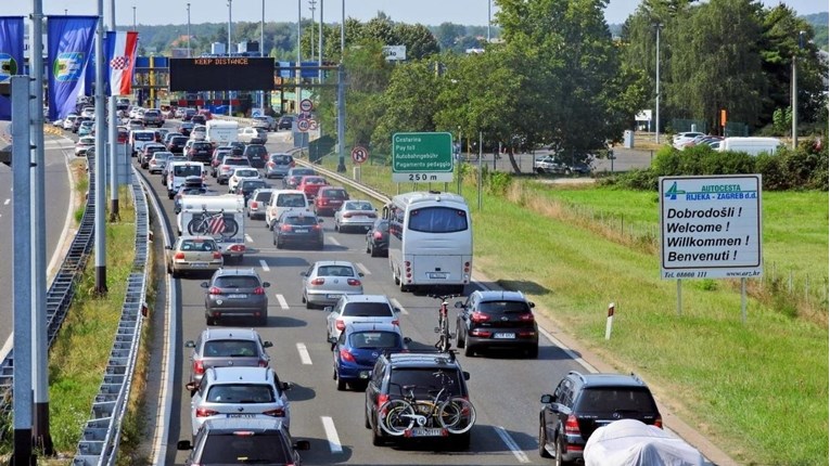 Kaos na autocesti, pred naplatom Delnice kolona je duga oko pet kilometara