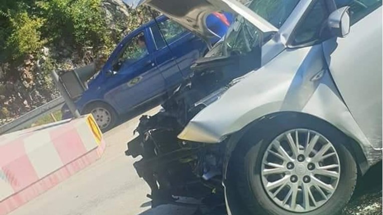 FOTO Autom se zabio u naplatne kućice