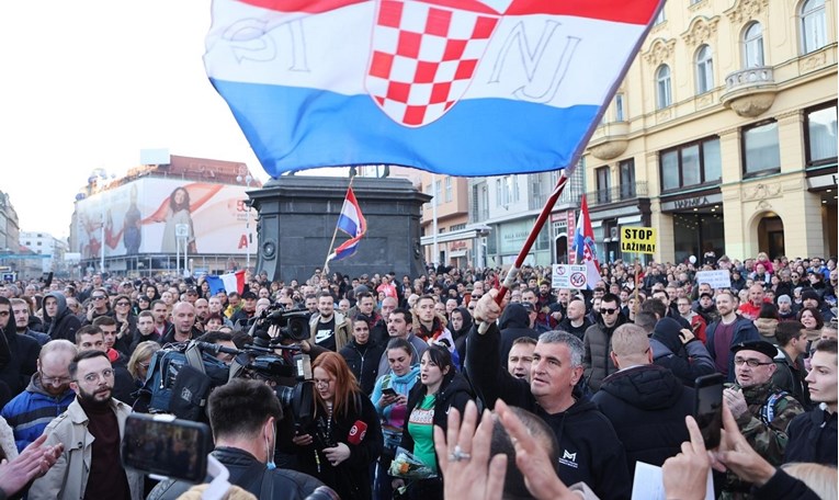 Bulj covid-potvrde usporedio s Holokaustom. Danas je uredno pokazao i došao u sabor