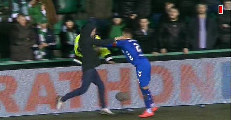 Navijač preskočio ogradu i usred utakmice napao igrača Rangersa
