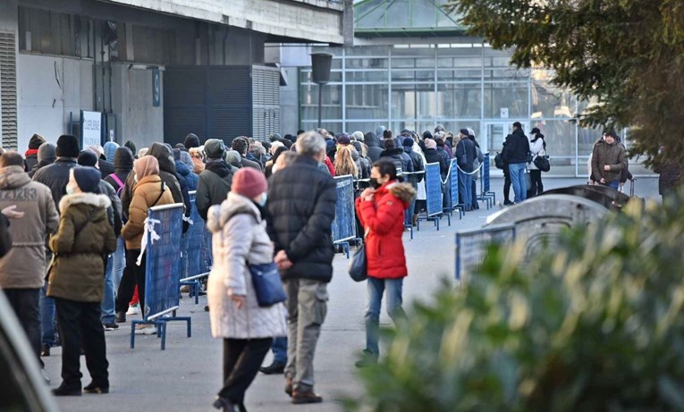 FOTO I danas veliki red za cijepljenje na Velesajmu, pogledajte gužvu