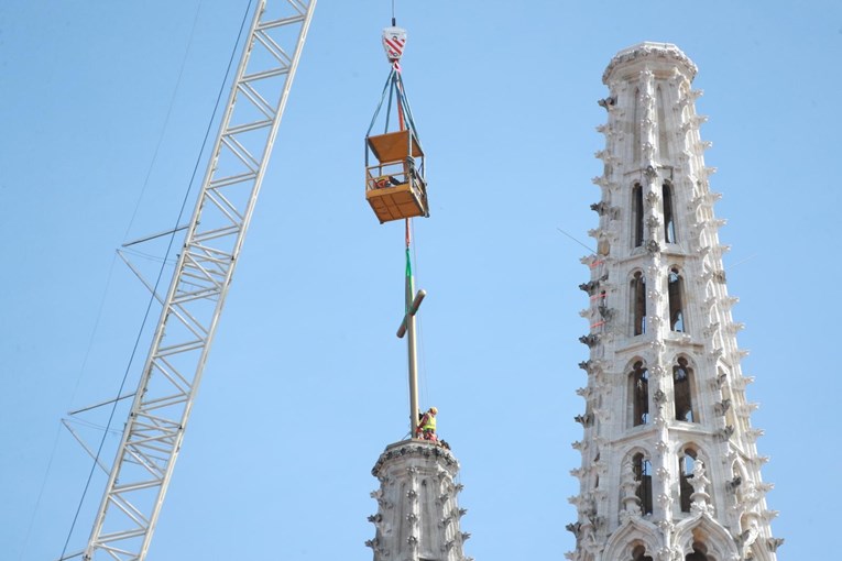 FOTO Na katedralu u Zagrebu se postavljaju veliki križevi