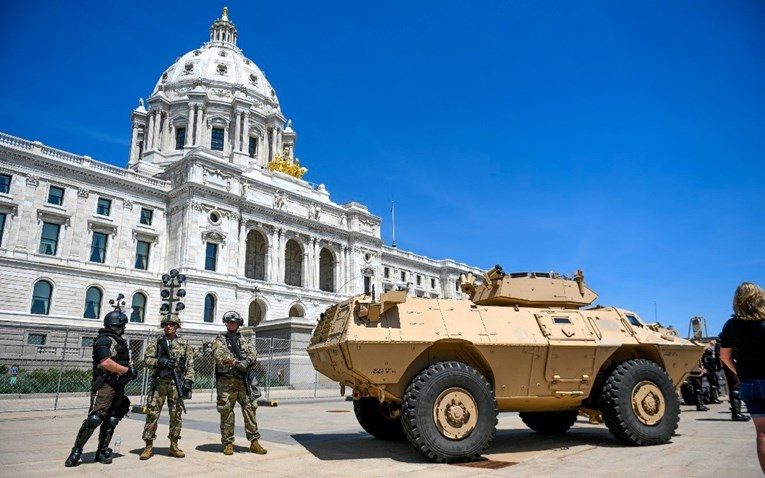 Los Angeles, Chicago i Washington uveli policijski sat