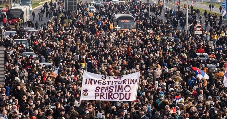 Prosvjedi uzdrmali Vučića, čini se da odustaje od spornog zakona