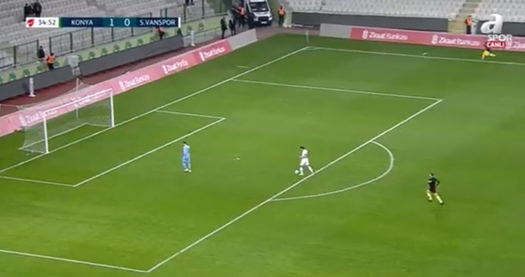Pogledajte situaciju koja obilazi svijet. Krenuo s centra i suparnici mu pustili gol