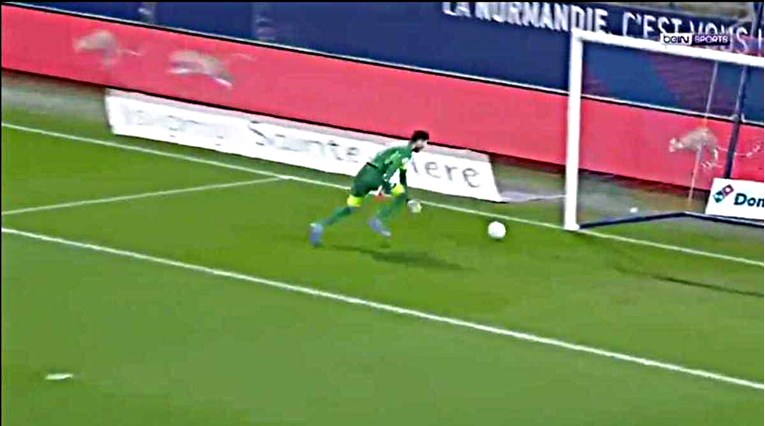 Ovo je najbizarniji autogol sezone. Golman je bacio loptu u vlastitu mrežu