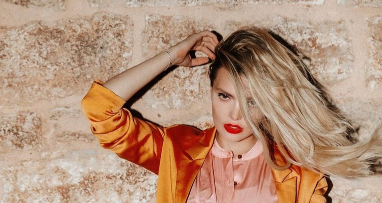 Ella Dvornik pozirala u korzetu i halterima, pišu joj: Ovo bi i mrtvog probudilo
