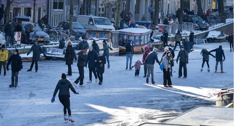 Zaledili se kanali u Nizozemskoj, građani se masovno klizali unatoč upozorenjima