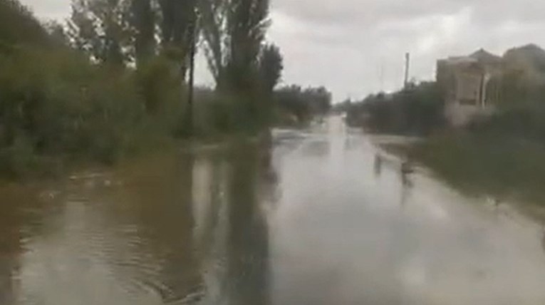 VIDEO Ogromna kiša u Splitu. Cesta na istoku grada poplavljena