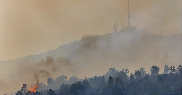 Pred vatrogascima teška noć: "Branit ćemo kuću po kuću cijelu noć"