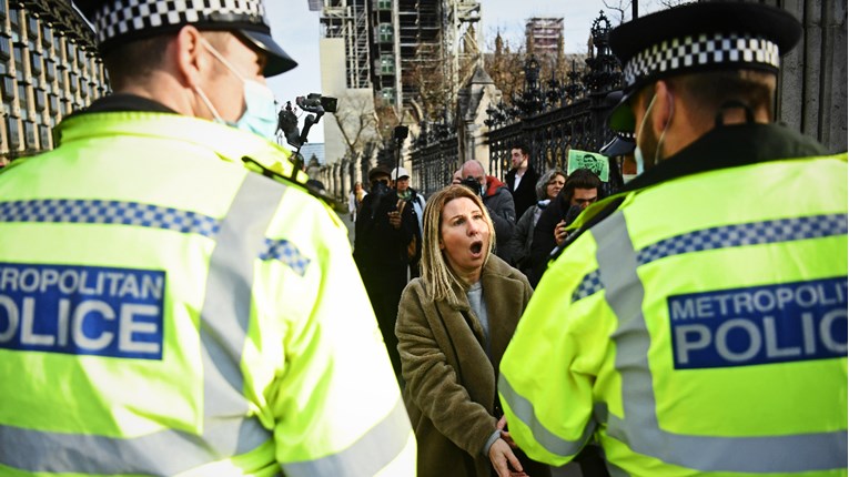 Britanija uvodi goleme kazne za kućne zabave