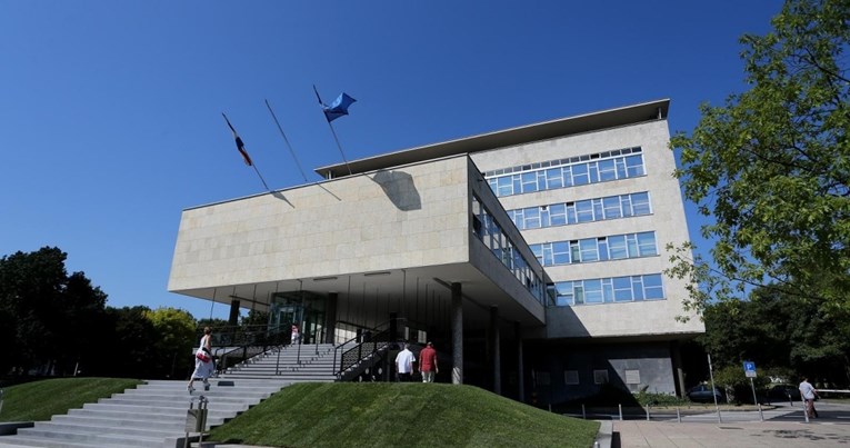Na Fejsu osvanula fotka svjetla u Tomaševićevu uredu navečer, nisu svi oduševljeni