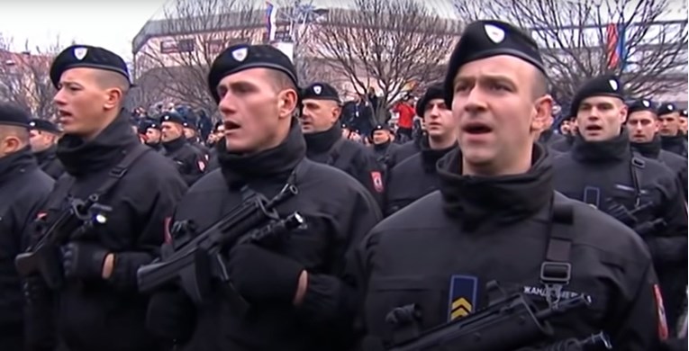 VIDEO Ovo je marš za neustavni praznik u Republici Srpskoj, svi pjevaju "Pukni, zoro"