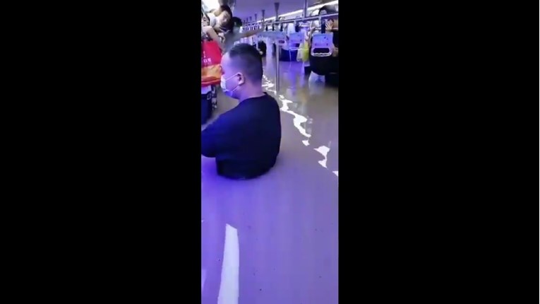 VIDEO Poplave pogodile Kinu, deseci gradova pod vodom