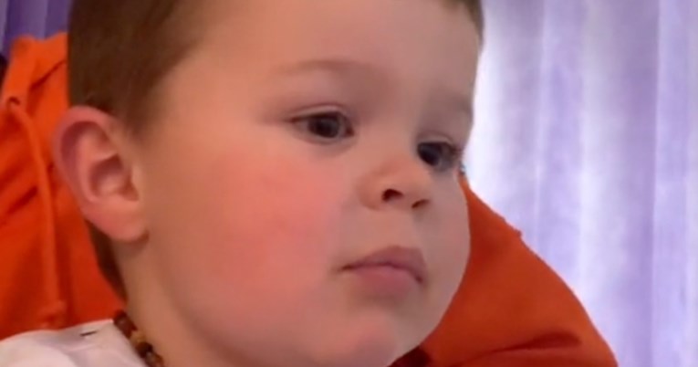 Dječak prvi put vidio sestricu pa reakcijom raznježio mnoge