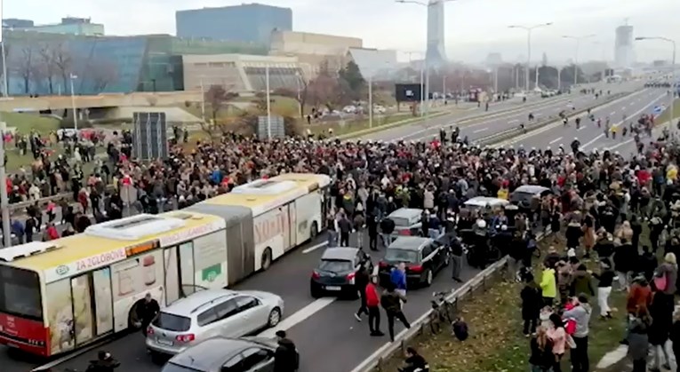 Tisuće Srba na ulici zbog rudnika litija. Blokirali i autocestu Zagreb-Beograd