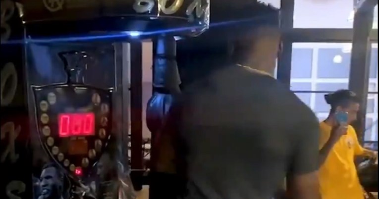 Pogledajte kako je Francis Ngannou rasturio boksačku krušku