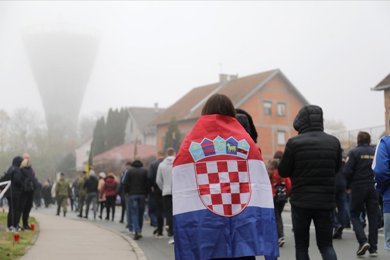 Četiri policajca koji su osiguravali kolonu u Vukovaru imaju koronu, imamo detalje