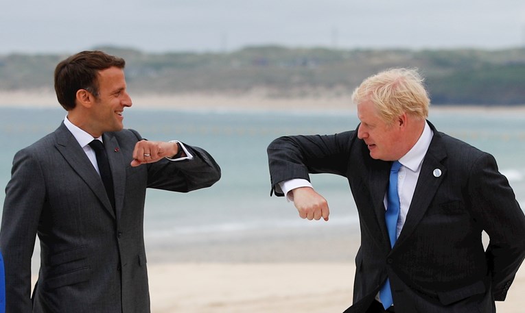 Macron nudi Johnsonu resetiranje odnosa ako održi riječ o Brexitu