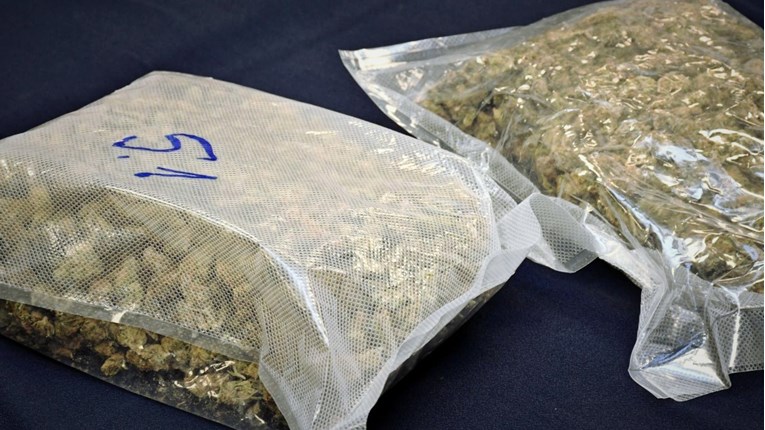 U Kaštelima pao diler, kod kuće je skrivao kilu i pol marihuane