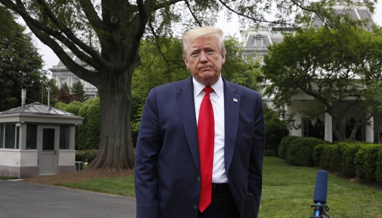 Trump: Neću gledati NFL ako igrači budu klečali