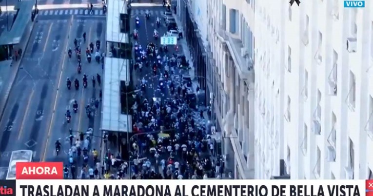 Stotine uplakanih Argentinaca jurile za Maradoninim lijesom ulicama Buenos Airesa