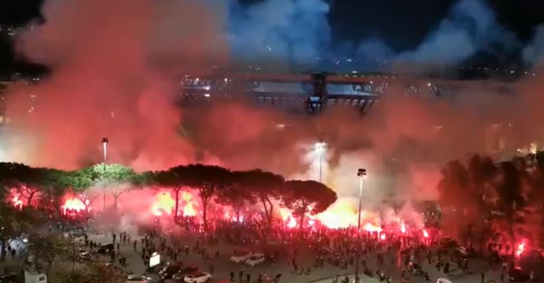Za naježiti se. Napoli i Rijeka igraju, a kroz vatru oko stadiona pjeva se Maradoni
