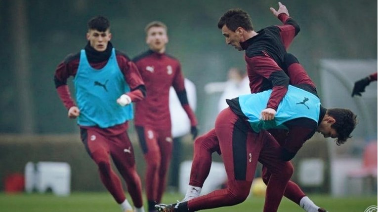 Mandžukić oduševio na prvom treningu, trener ga gurnuo u početnu postavu