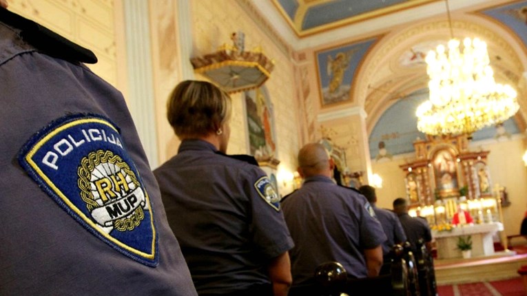 Dubrovački policajci usred radnog vremena poslani da nose križ na procesiji