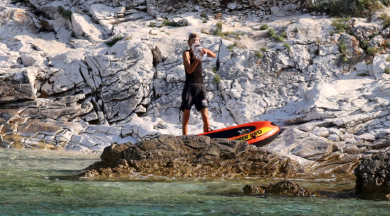 Iz zatvora u Splitu izašla švedska manekenka koja je umislila da je otok Jaz njen